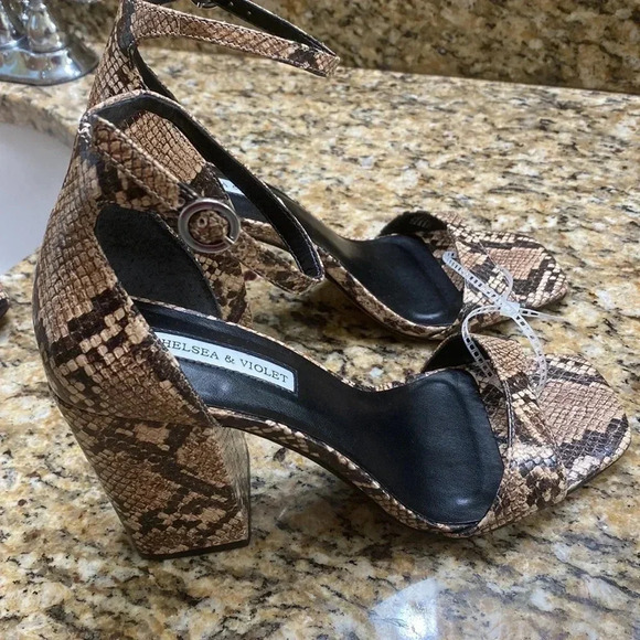 Chelsea & Violet Tara Snake Print Block Heel - Picture 4 of 5